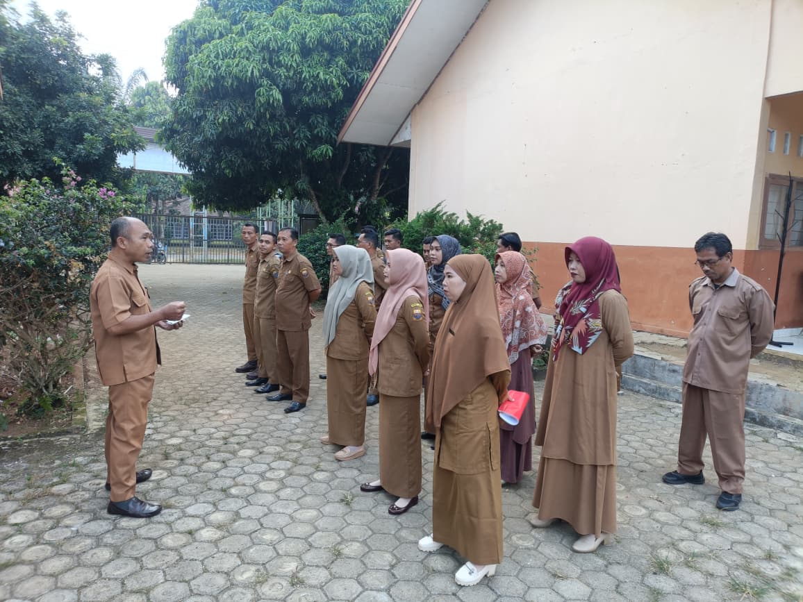 Tingkatkan Kedisiplinan, Kepala SMKN 6 Tebo Pimpin Apel Pertama Pascalibur Semester